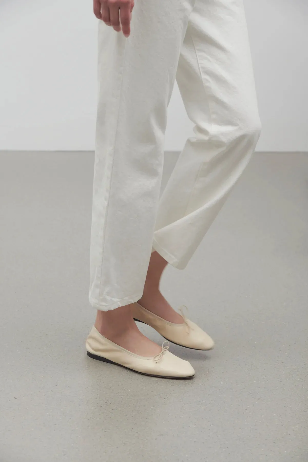 Awar Ballerina Flat in Leather in Light Beige