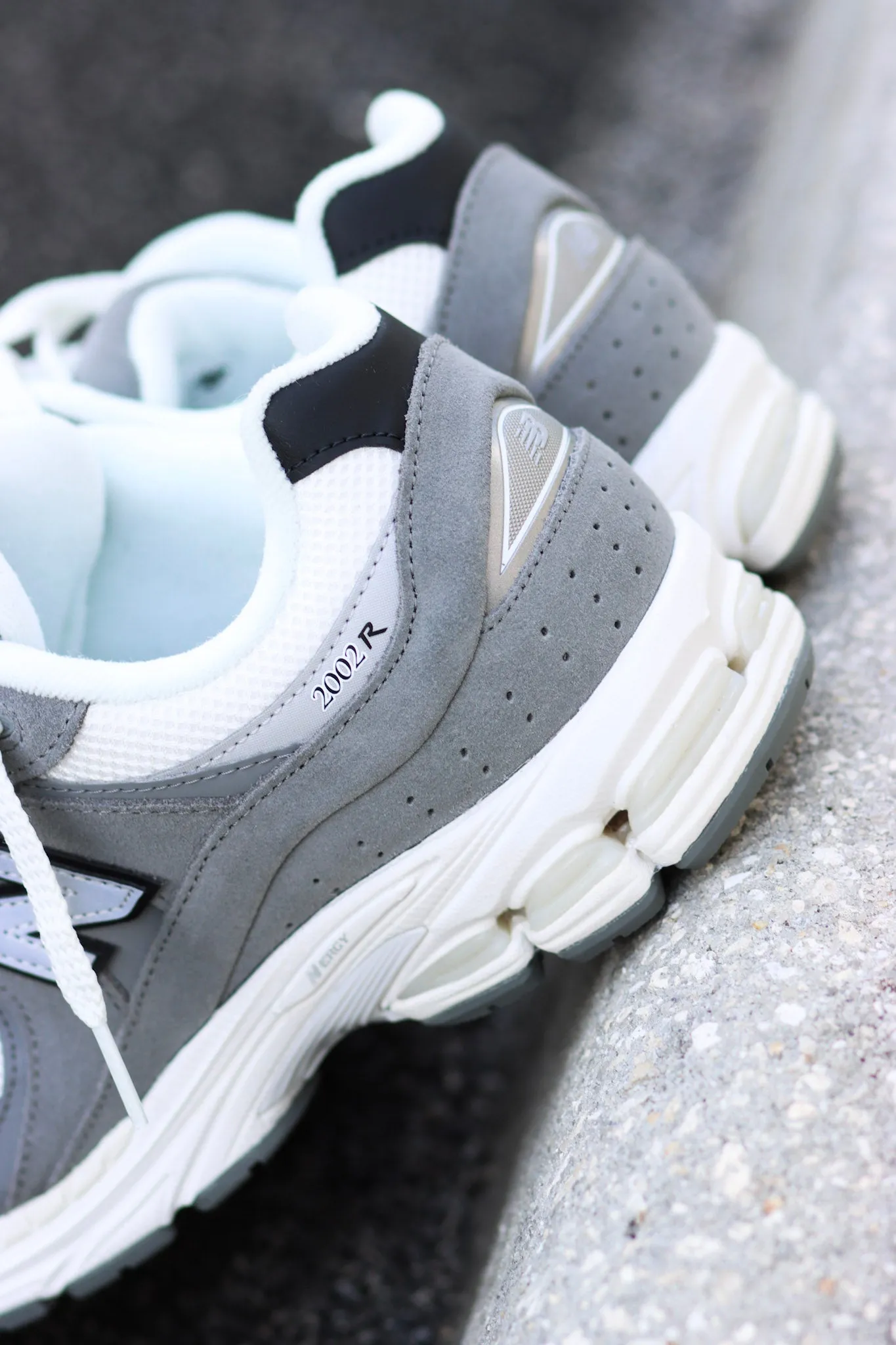 New Balance 2002R- (Grey/Black)