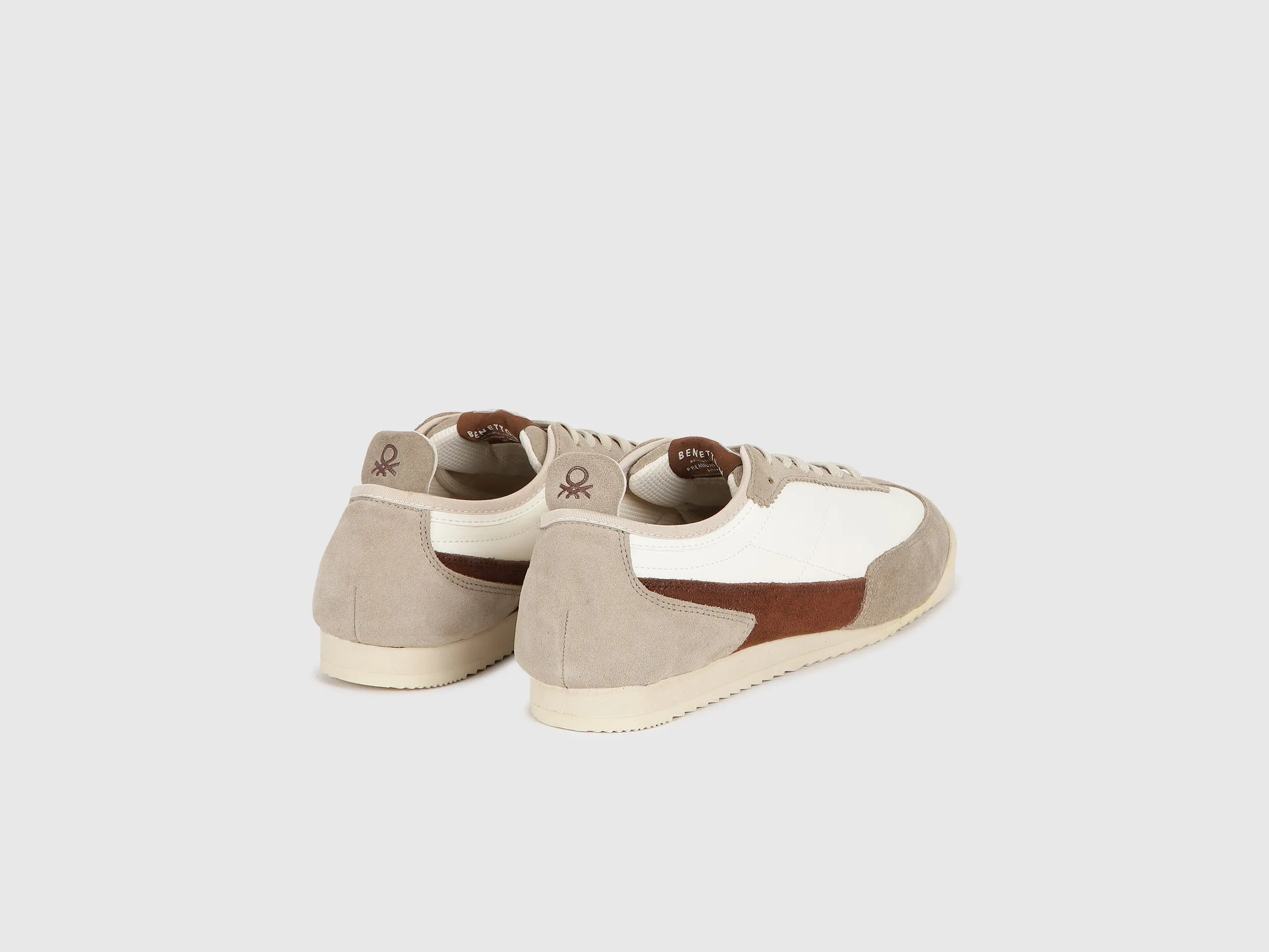 Solid Pattern Lace-Up Casual Sneakers