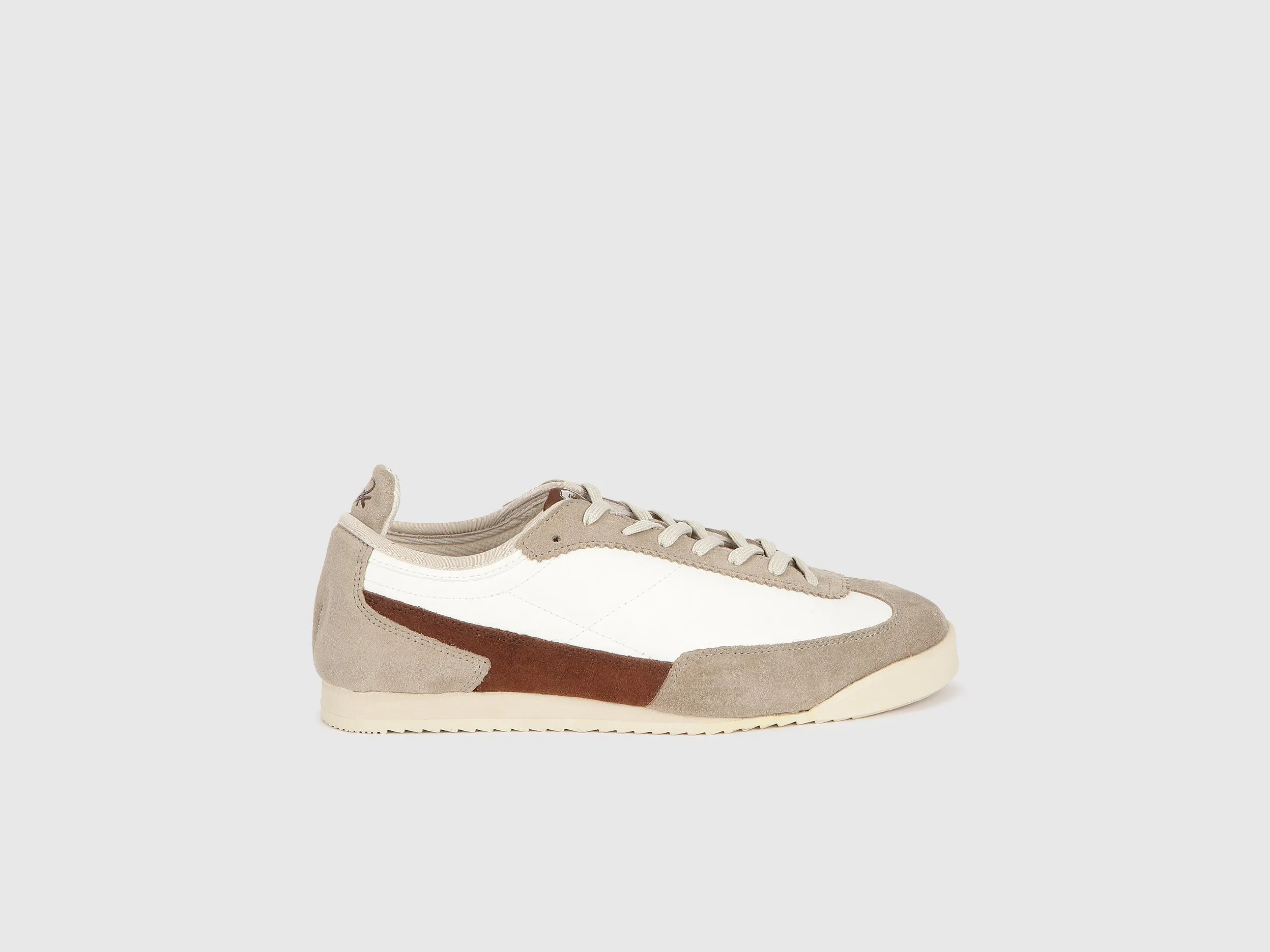 Solid Pattern Lace-Up Casual Sneakers