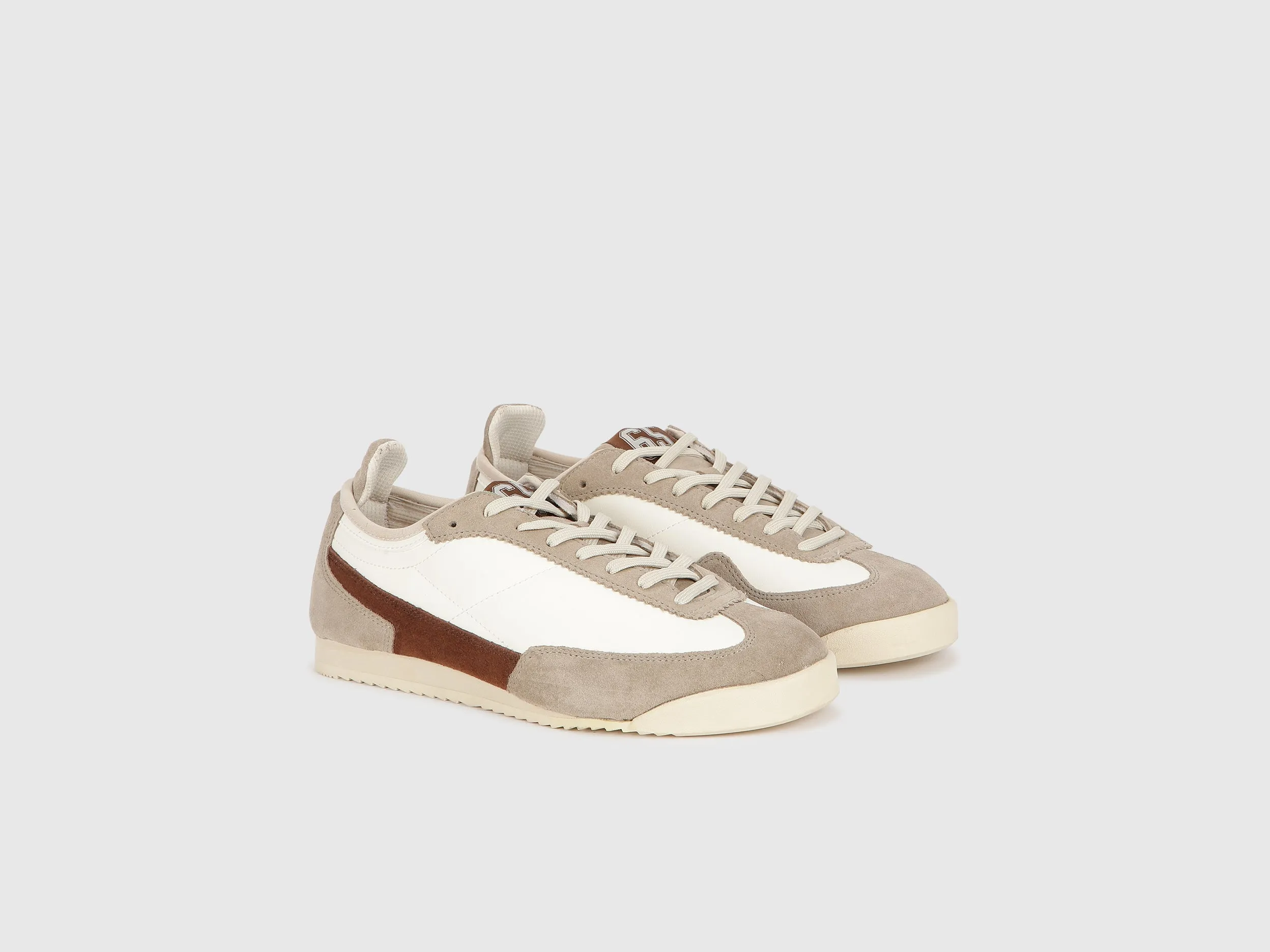 Solid Pattern Lace-Up Casual Sneakers